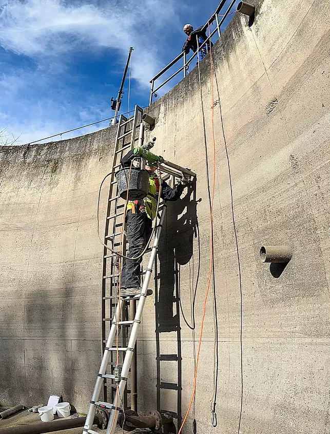 Bohrkernentnahme an einer bestehenden Betonwand zur Untersuchung des Bauwerkszustands.