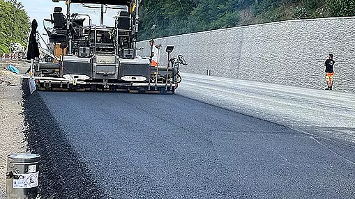 bpf Leistungsbereich Asphalt und Straße Teaser Asphalteinbau mit Straßenfertiger auf einer neu hergestellten Fahrbahn.