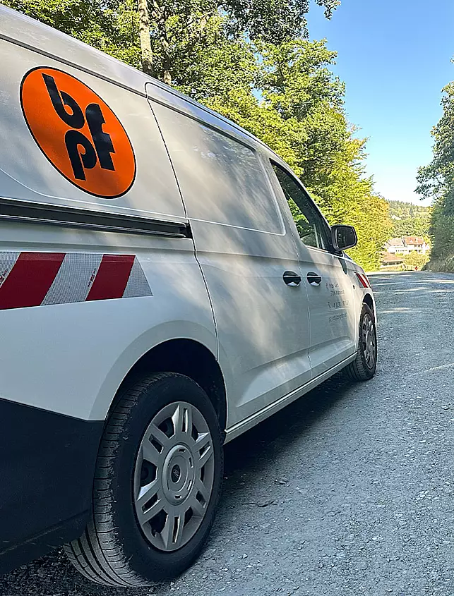 bpf-Fahrzeug bei einem Vor-Ort-Einsatz auf einer Straßenbaustelle