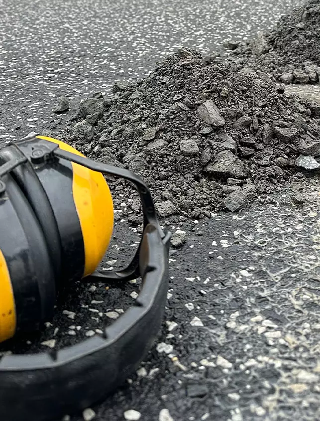 Aufgebrochene Asphaltfläche mit Asphaltmaterial bei einer Untersuchung vor Ort