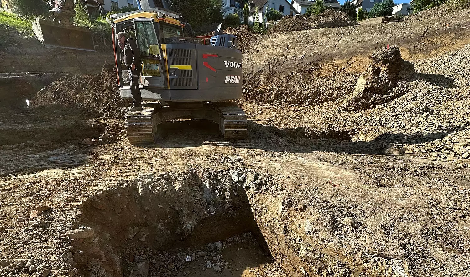 Freigelegte Bodenschichten auf einer Baustelle zur Untersuchung des Bodenaufbaus