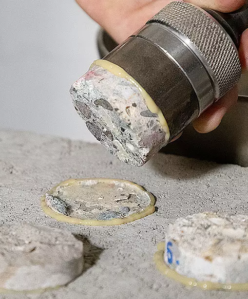 bpf Teaser Beton und Bauwerksuntersuchung: Abreißprüfung an einer Betonoberfläche zur Bestimmung der Haftzugfestigkeit.