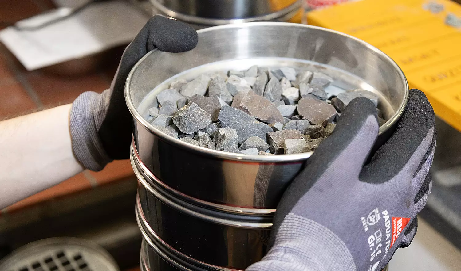 Laborprüfung von Gesteinskörnungen mit Prüfsieben