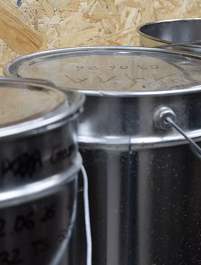 Beschriftete Bodenproben für bodenmechanische Laboruntersuchungen