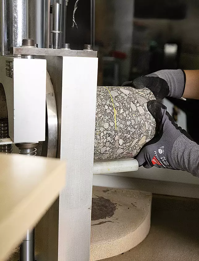 bpf Leistung Prüfung des Schichtenverbunds an einem Asphaltbohrkern im Labor nach TP Asphalt-StB Teil 48 A.