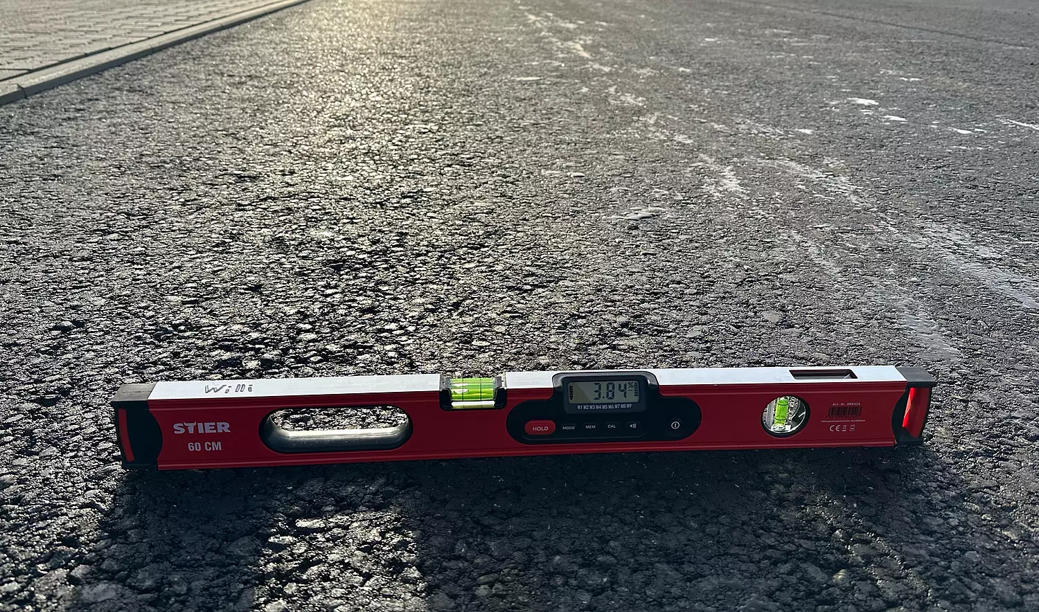 Messung und Beurteilung einer Asphaltfläche auf einer Baustelle