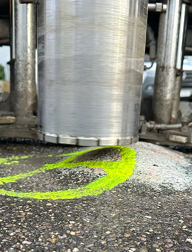 bpf Leistung Bohrkernentnahme auf einer Asphaltfläche im Rahmen der Baustellenkontrolle.